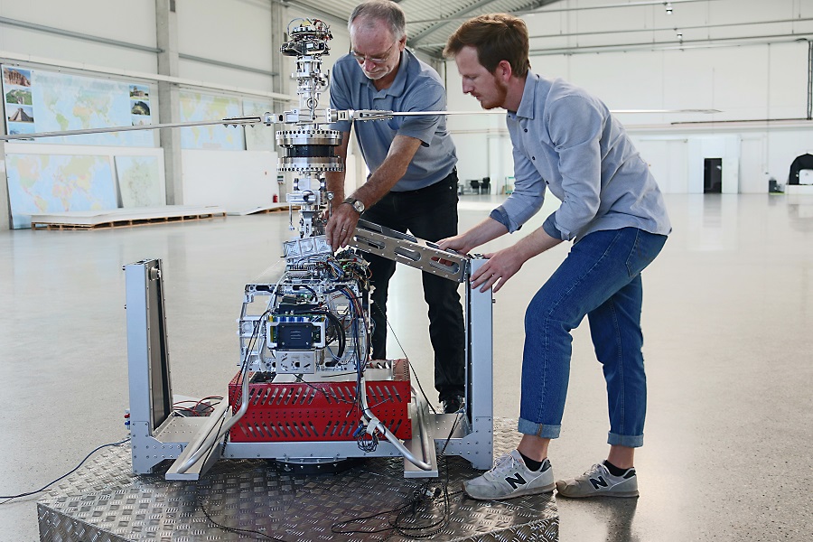 Erik Grädener (l.) und Max Elfgen befestigen die Drohne auf der Simulator-Platte.