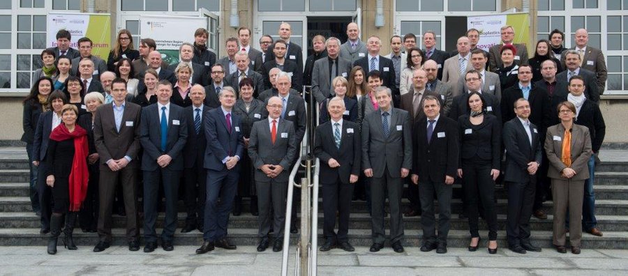Gruppenfoto vor dem Kulturhaus der BASF in Schwarzheide