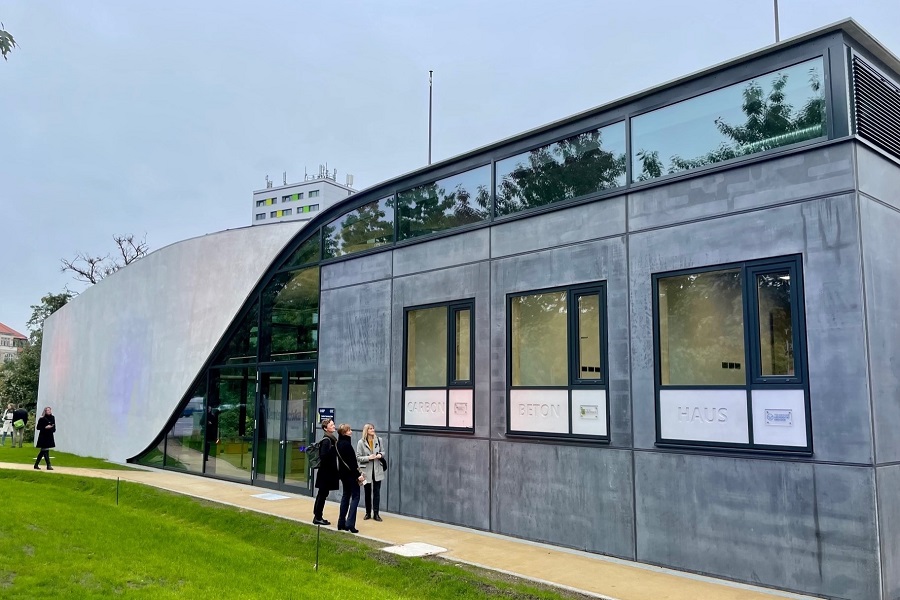 Was geht? Das weltweit erste Carbonbetonhaus zeigt, was mit dem Baustoff möglich ist: günstiger Fertigteilbau (rechts) und außergewöhnliches Design.
