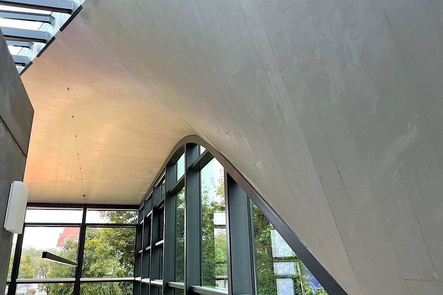 Viel Schwung: Das Dach des CUBE erstreckt sich wie eine Riesenwelle über das gesamte Haus. Es zeigt das Potential des neuen Baustoffs.