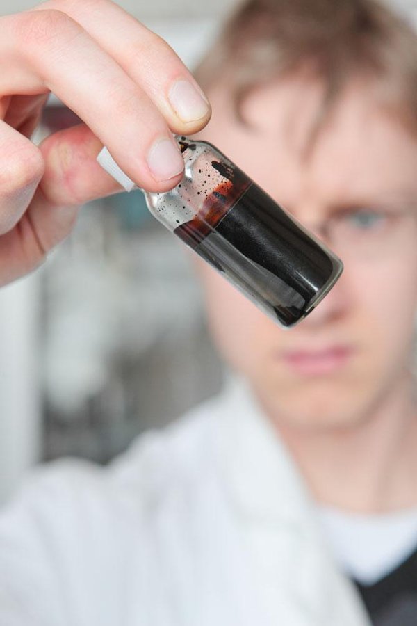 Durch spezielle Extraktionsverfahren kann die organische Substanz der Kohle in Lösung gebracht und so zum Beispiel Wachse gewonnen werden. (Foto: BMBF/Unternehmen Region – Thilo Schoch, Berlin)