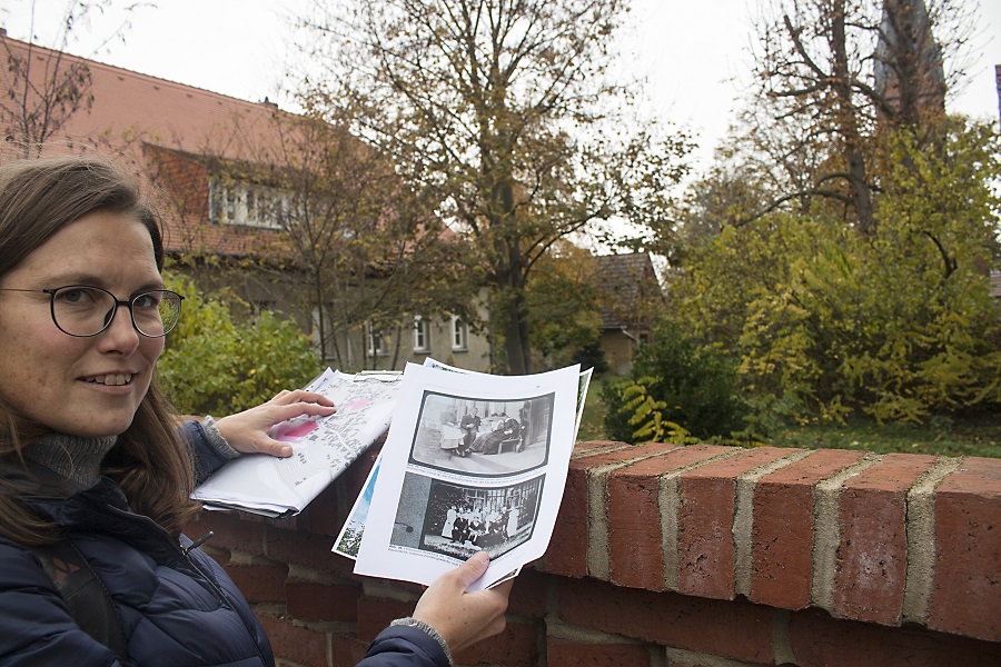 Dr. Franziska Knoll ist auf Erkundungsrundgang durch Pouch bei Bitterfeld. Das alte Pfarrhaus ist ein Lehmbau, den sie in den „Atlas der Massivlehmbauten in Mitteldeutschland“ aufnimmt.