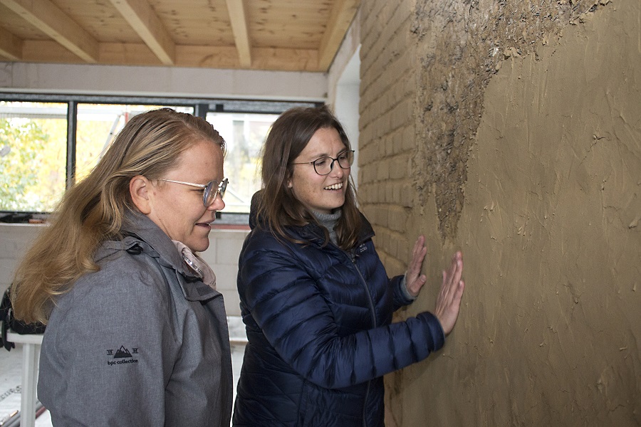 Bauherrin Steffi Rückauf (l.) ist mit der GOLEHM-Koordinatorin Franziska Knoll im regelmäßigen fachlichen Austausch.