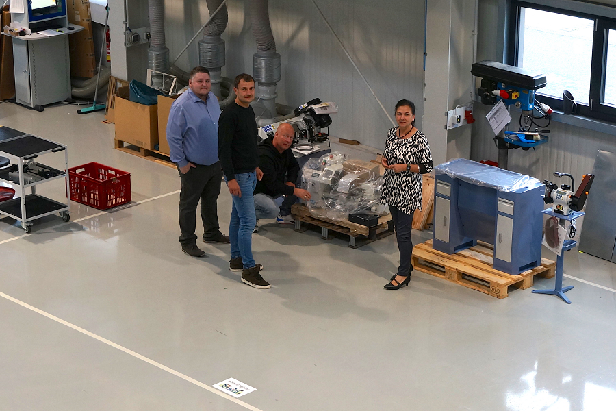 In der neuen Maschinenhalle der Köstler GmbH in Annaberg-Buchholz stehen Geschäftsführerin Anke Neubert, Karsten Wille, Maik Neubert und Dennis Lorenz (v. r. n. l.), dort, wo die neue Maschine zur Herstellung der Flächenheizsysteme bald aufgebaut wird.