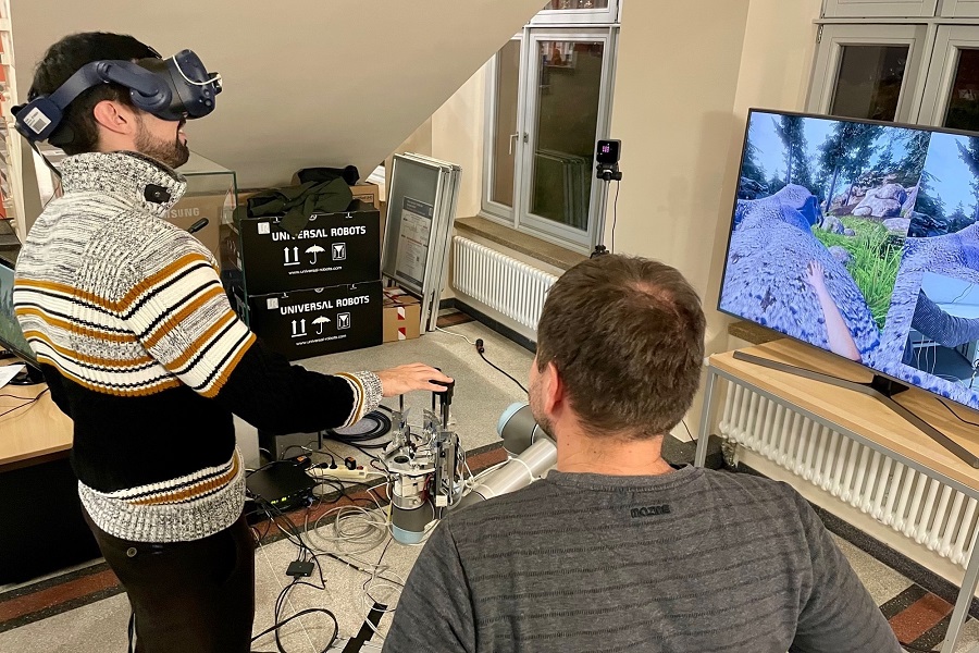 Alexander Carot, Leiter des Projekts fast-music, spielt live und virtuell mit anderen Musikern. Das Erstaunliche: Bild und Ton haben nur maximal 10 Millisekunden Verzögerung.