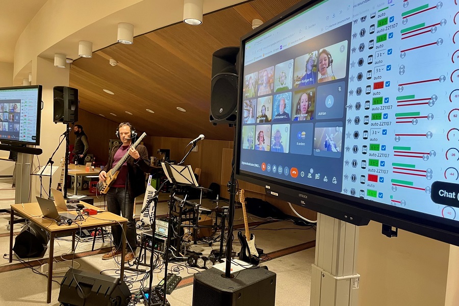 Alexander Carot, Leiter des Projekts fast-music, spielt live und virtuell mit anderen Musikern. Das Erstaunliche: Bild und Ton haben nur maximal 10 Millisekunden Verzögerung.
