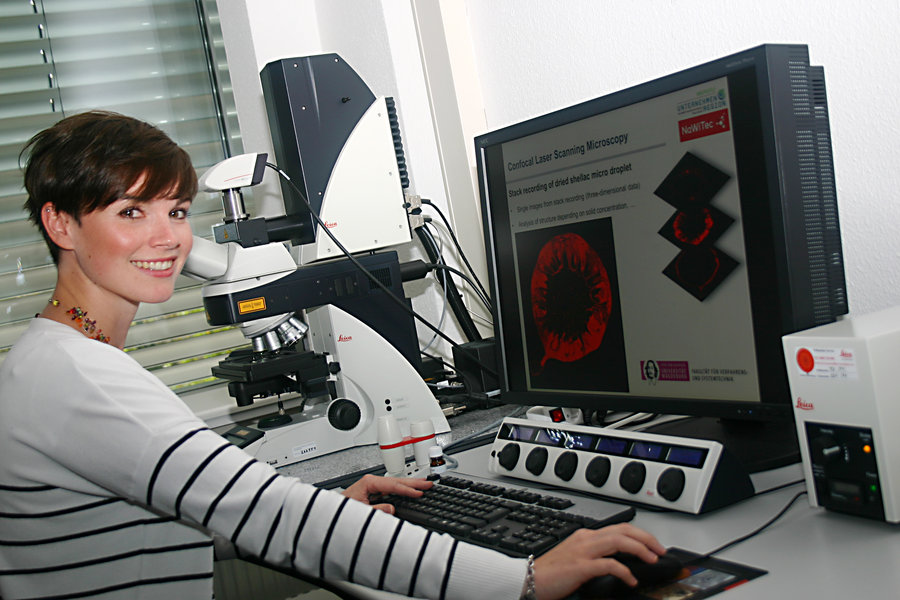 Doktorandin Franziska Sondej untersucht am Laser-Scan-Mikroskop die Partikelstrukturen.