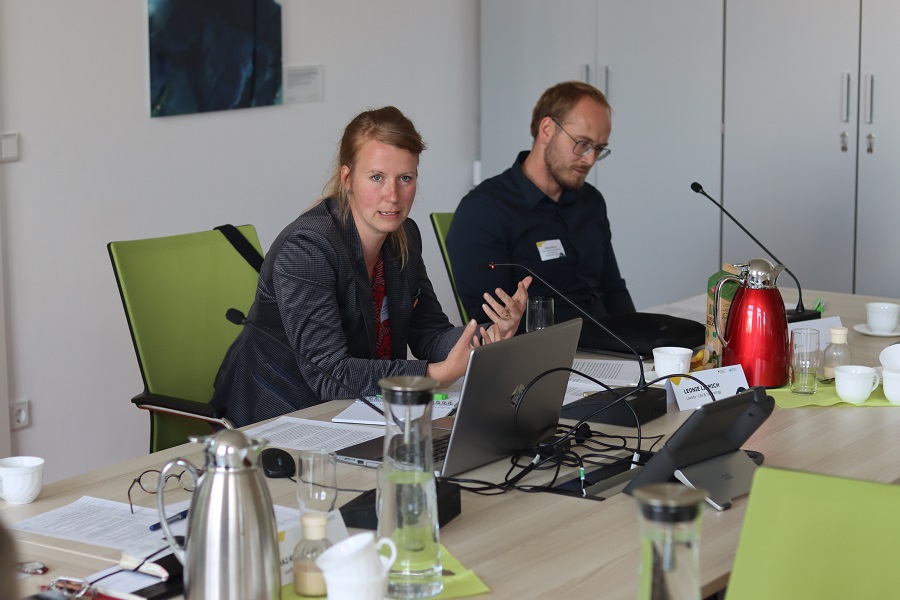 Leonie Liemich (Links) von „Lausitz - Life & Technology“ weist auf die begrenzten personellen Kapazitäten und Ressourcen der Wirtschafts- und Forschungslandschaft in der Oberlausitz hin.