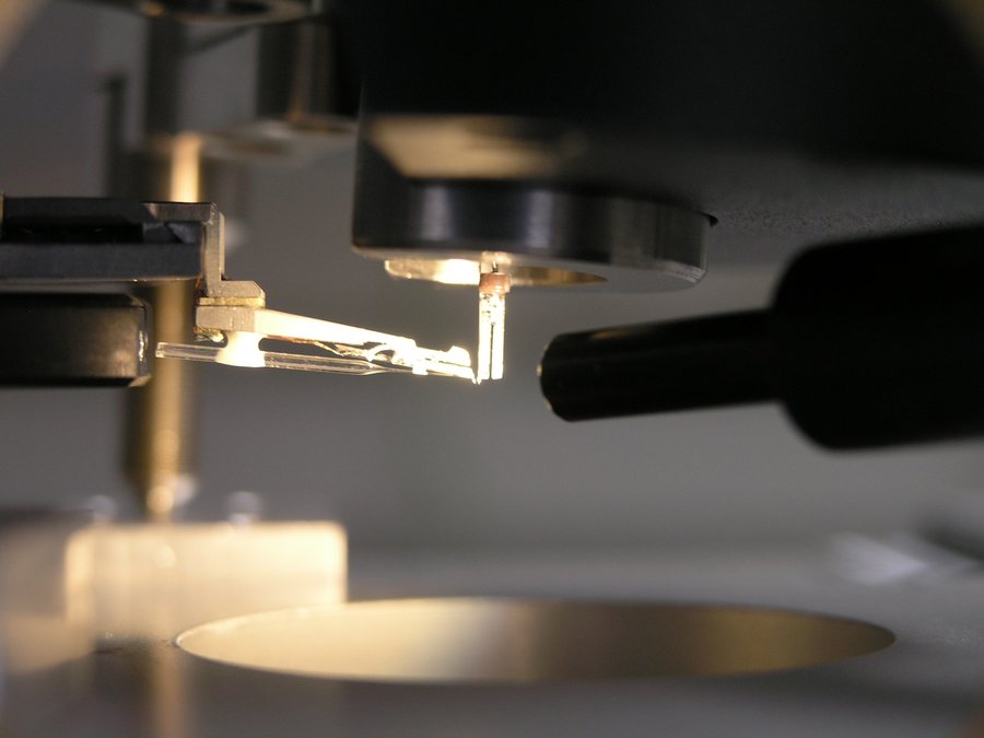 Mit diesem Zweispitzennahfeldmikroskop können die optischen Eigenschaften photonischer Nanomaterialien untersucht werden. (Foto: PRpetuum GmbH)