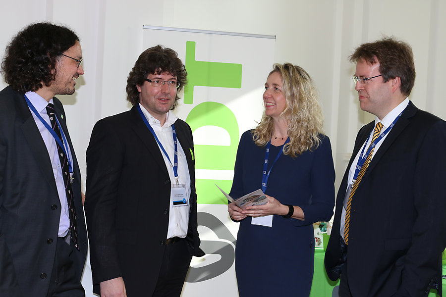 Von Links: Milton T. Stubbs und Frank Bordusa (Proteinzentrum Halle), Ulrike Fiedler (IDT) und Thomas Richter (BTI) planen konkrete Kooperationsprojekte. (Quelle: PRpetuum GmbH)