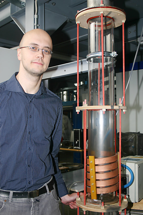 Forschungsgruppenleiter Andreas Bück demonstriert die Induktionsspule. Sie dient der Energieeinsparung.
