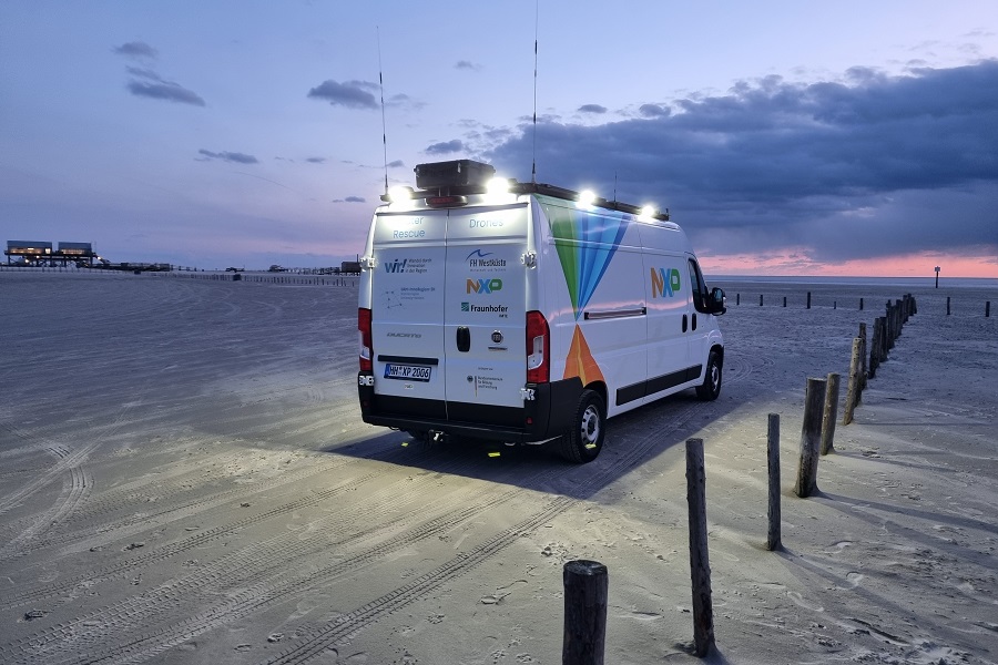 Die mobile Bodenkontrollstation erregt Aufmerksamkeit.