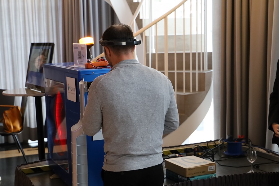 Fehlerbehebung mithilfe einer AR-Brille: Am Beispiel eines Klimageräts wird gezeigt, wie virtuelle Unterstützung im Arbeitsalltag aussehen kann.