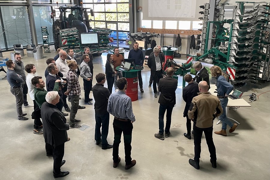 Das Team des RUBIN-Bündnisses Feldschwarm ÖkoSystem hat sich zum Workshop mit Projektpräsentationen beim Unternehmenspartner EIDAM Agrarsystem GmbH getroffen.