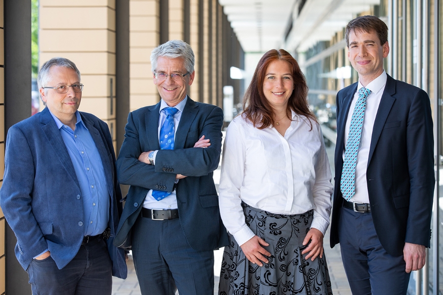 Die glücklichen Preisträger des IQ Innovationspreises Mitteldeutschland 2019 lachen in die Kamera.