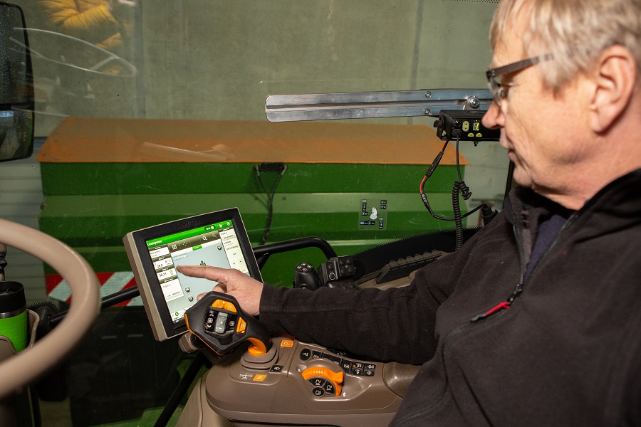 Landwirt Heinrich Heitmüller setzt schon heute auf digitale Technik.