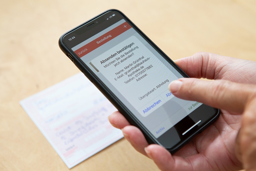 Per Apotheken-App verschicken die Kundinnen und Kunden ihr elektronisches Rezept sowie Angaben über den gewünschten Lieferort und die Lieferzeit