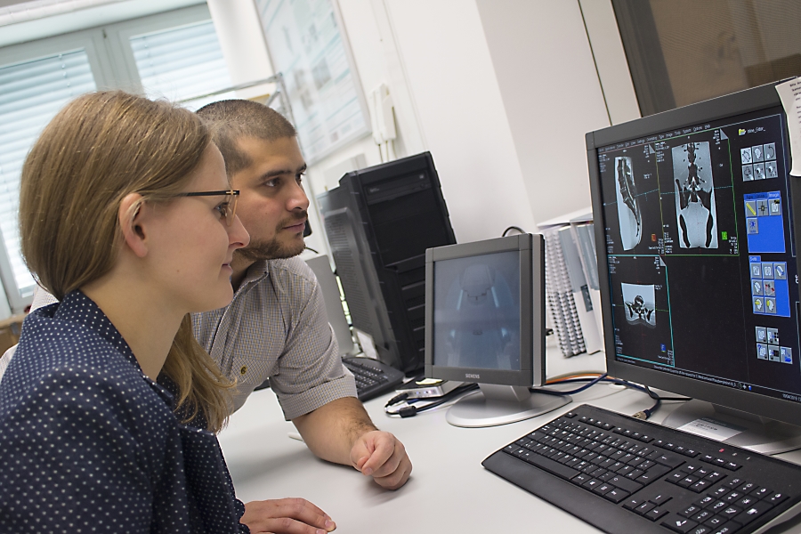 Sinja Lagotzki und Juan Sebastián Sánchez López beobachten gespannt die Premiere ihrer Planungsstoftware.