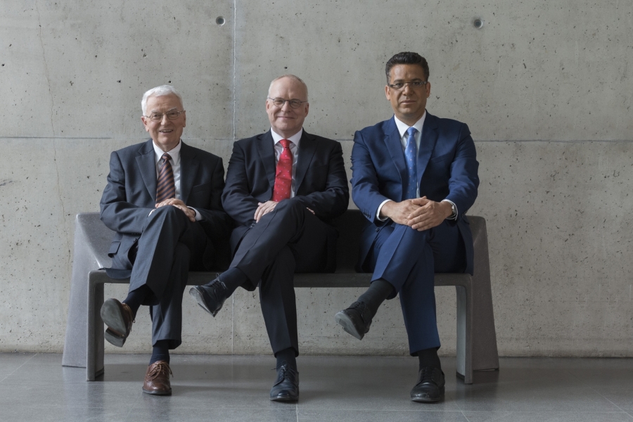 Die Professoren Curbach, Offermann und Cherif auf einer Bank