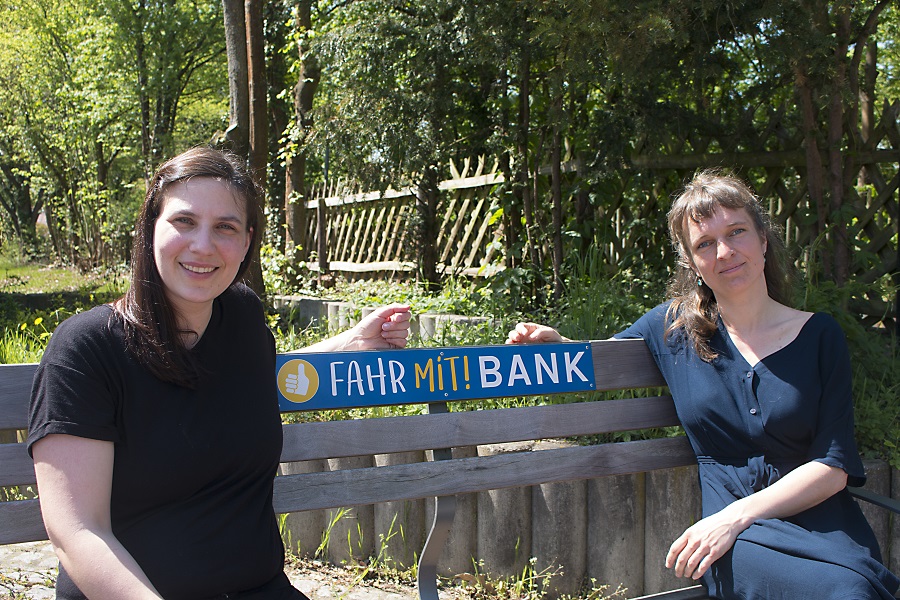 Julia Zieker und Judith Kahle auf einer Bank