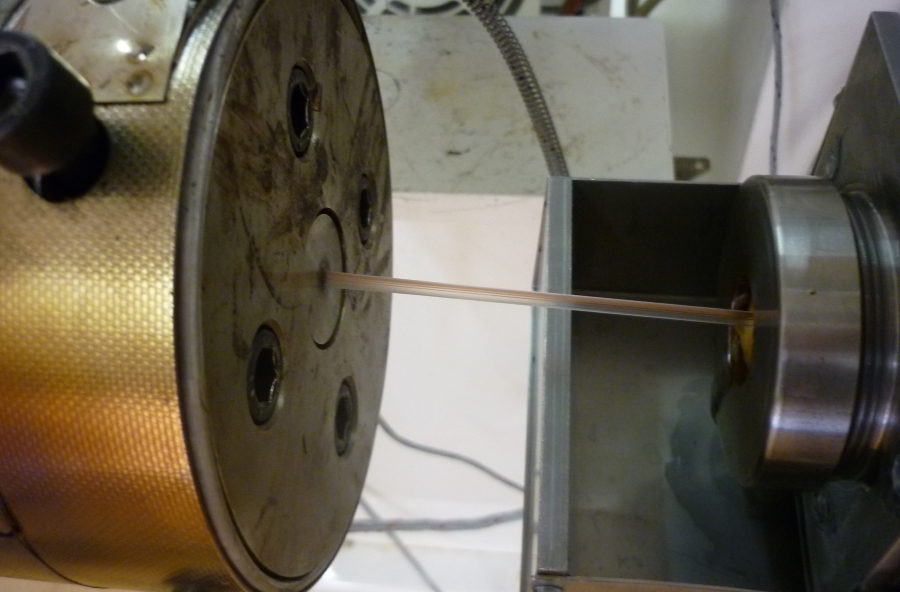 Der Katheter kommt aus dem Extruder.
