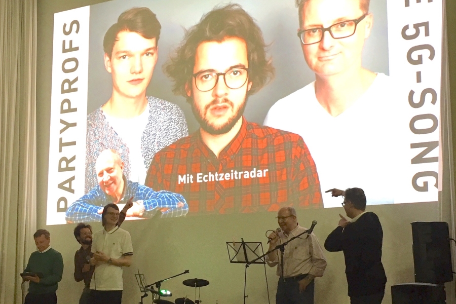 Die Band „Partyprofs“ präsentieren ihren Song auf der Bühne.