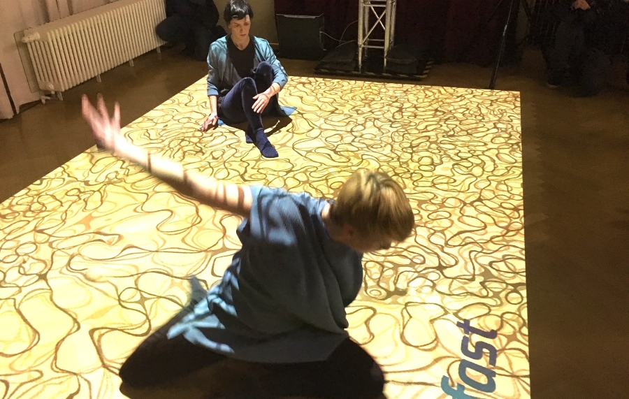 Tänzerinnen Cindy Hammer (vorne) und Susan Schubert bei ihrer Performance