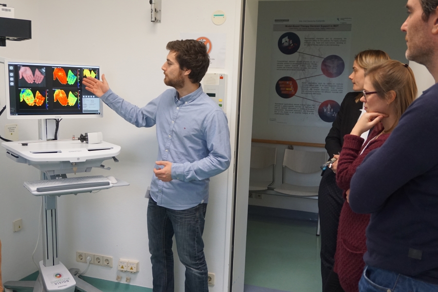 Beim ICCAS-Statusseminar zeigt Hannes Köhler den Besuchern, wie die Sauerstoffsättigung im Blut mithilfe einer Hyperspektralkamera visualisiert werden kann.