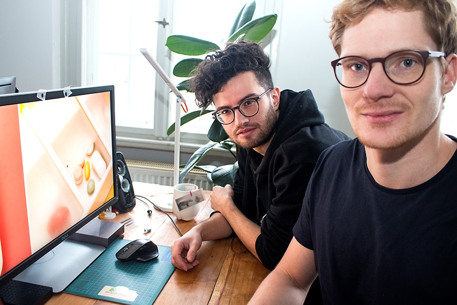 Chris Walter und Robert Gühne vor einem Bildschirm