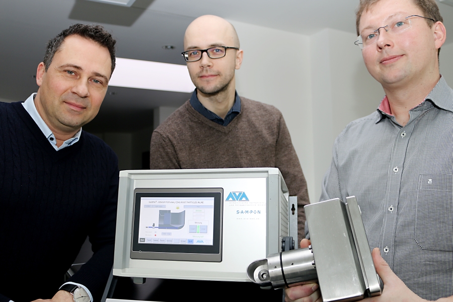 Markus Henneberg und Florian Sajontz von der AVA GmbH und Andreas Bück von der Universität Magdeburg mit den Inline-Feuchtemesser SAMPIN