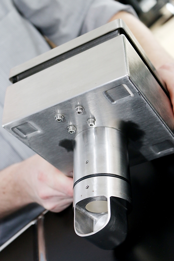 Massive Messkralle aus Metall mit integriertem Sensor.