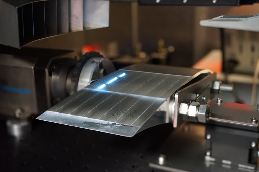 Ein Laserstrahl wird über eine Oberfläche geführt