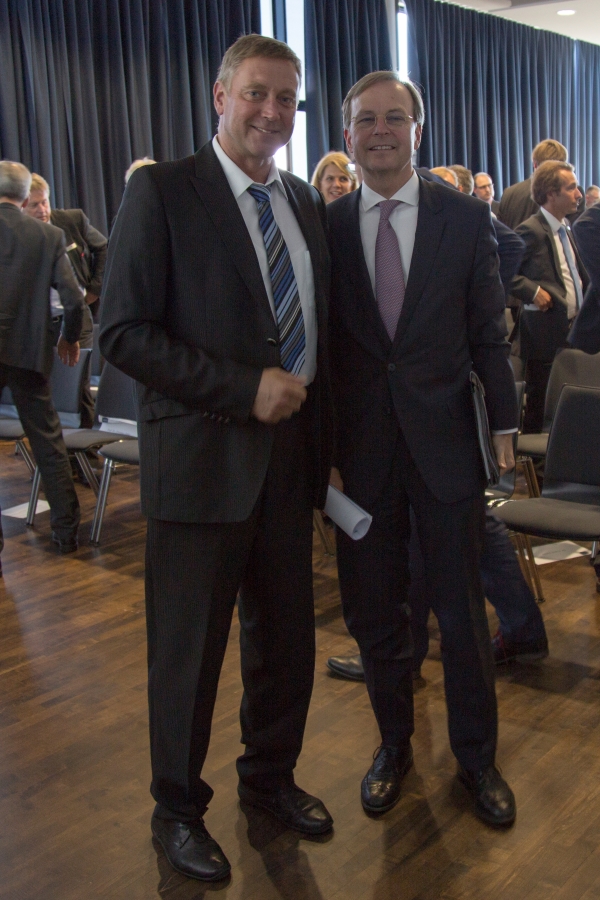 Foto von Klaus-Dieter Weltmann (Direktor INP) und Thomas Rachel (Parlamentarischer Staatssekretär des BMBF)