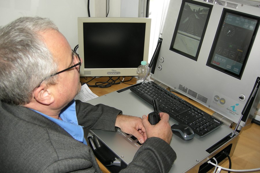 Thomas Kaiser sitzt vor der mobilen Fernsteuerung