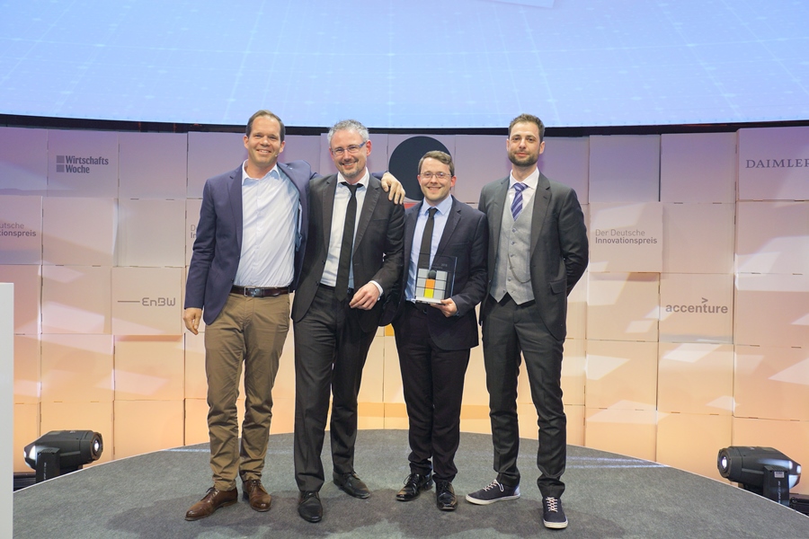 Die Preisträger mit dem Moderator auf der Bühne