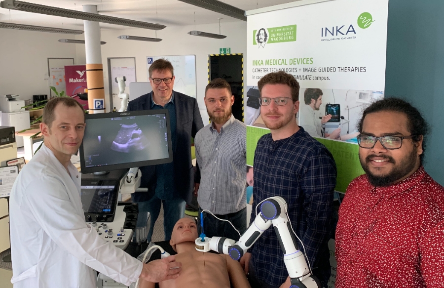 Dr. Alexander Link, Prof. Dr. Michael Friebe, Jens Ziegle, Holger Fritzsche und Elmer Ataide vom INKA-Team nehmen das neue Ultraschallgerät in Betrieb.