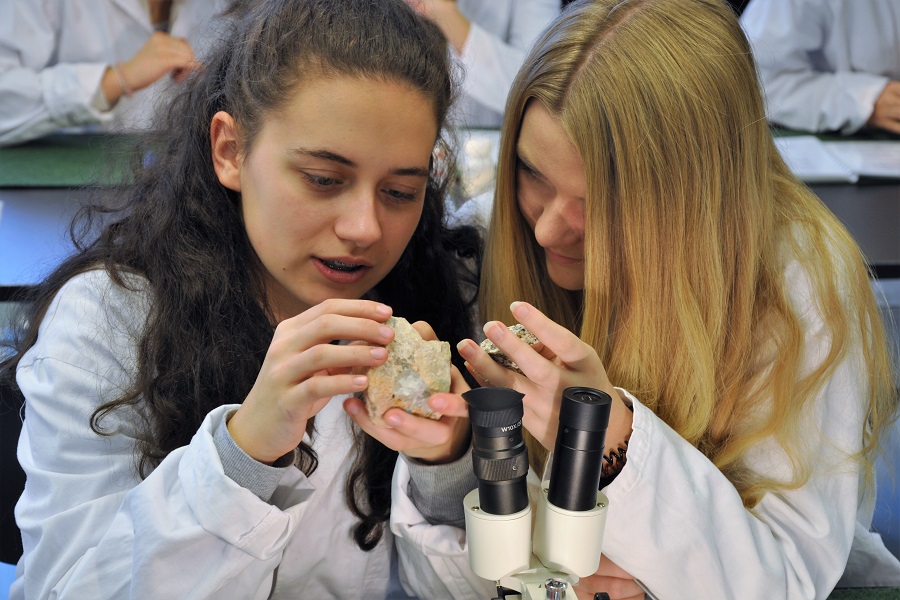 Schüler erforschen Gestein